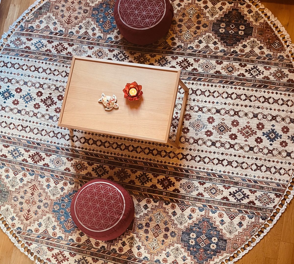 Zwei Yogakissen auf rundem Teppich
